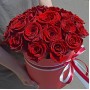 Коробка с красными розами, шары и фруктовая корзина